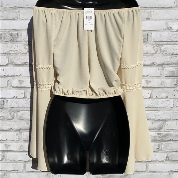 ❤️ Ivory Bell Sleeve Off the Shoulder Top ❤️ - Picture 5 of 7